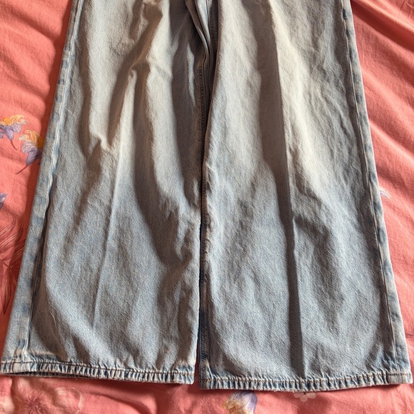 American Eagle- Dreamy Drape Strigid Low-Rise Ultra Wide-Leg Jean Light Aglow 8 - Picture 4 of 10